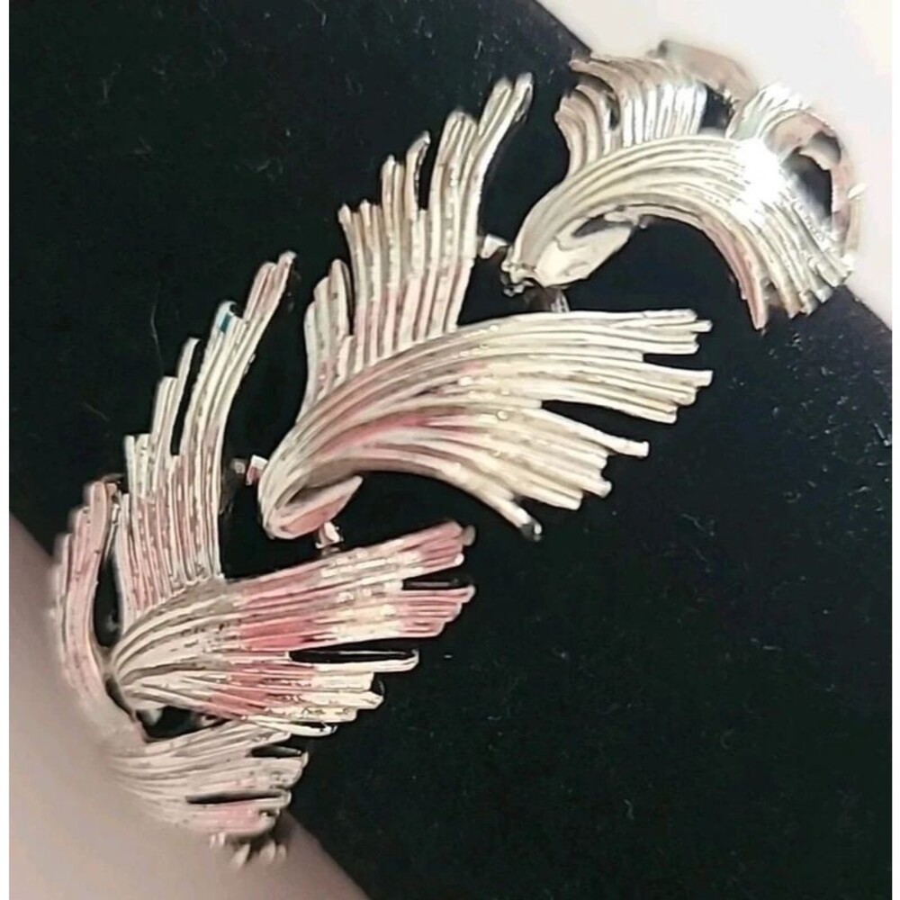 Lisner Vintage Silver tone Link Feathered “V” Leaf Signed Bracelet